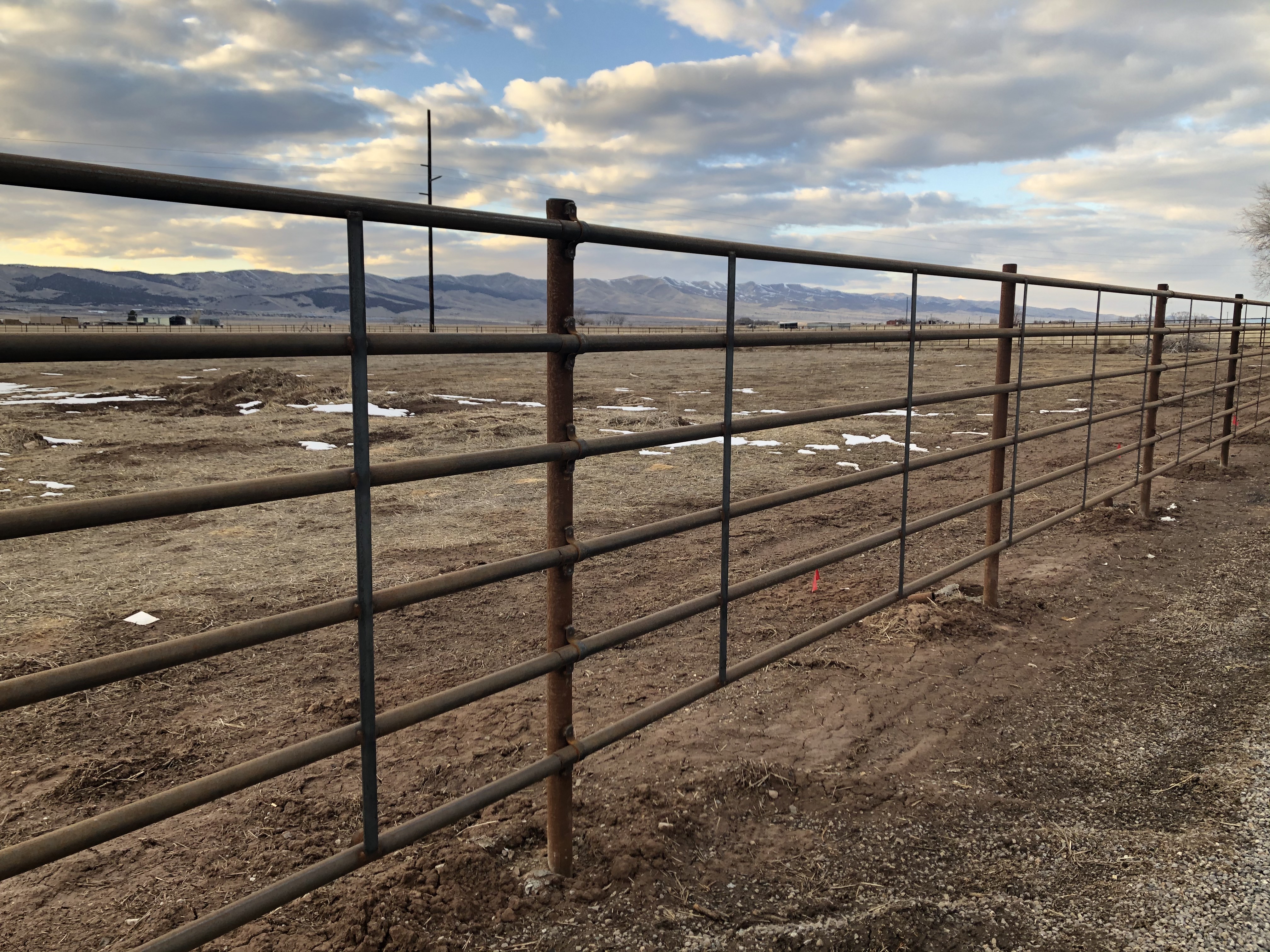 MCE Continuous Fence 1-5/8" x 48" x 6 rail Evenly Spaced