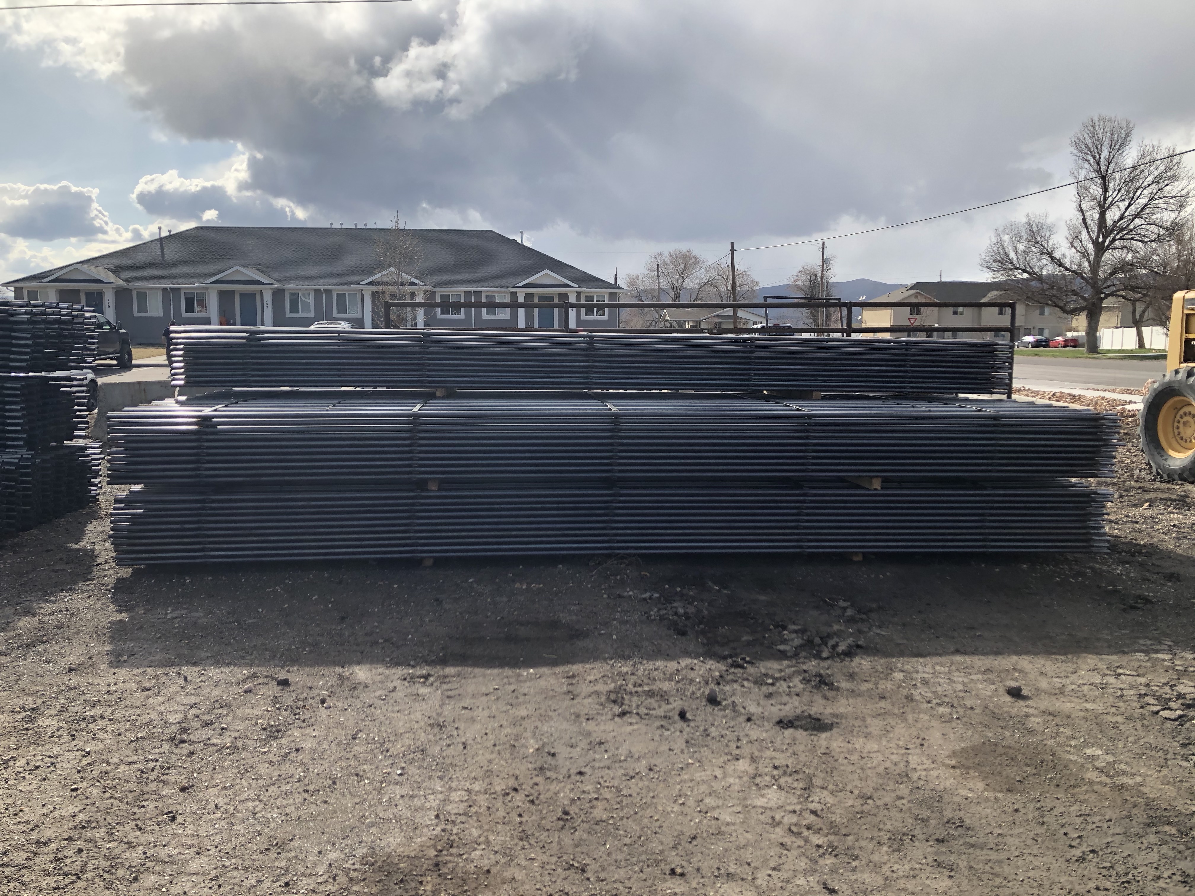 1-1/4" x 48" x 6r Continuous Fence, Evenly Spaced